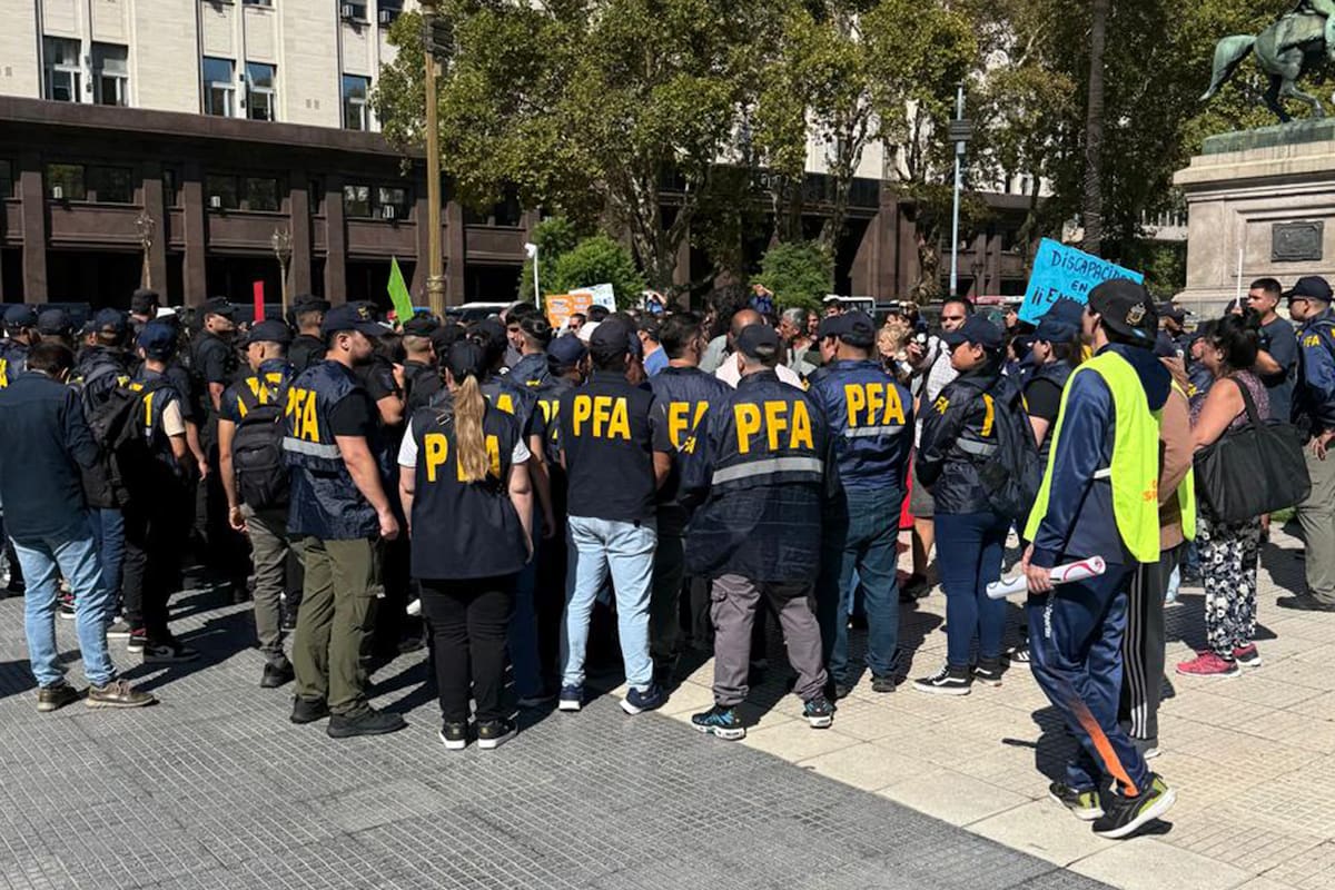 La policía federal disipó una protesta de discapacitados frente a la Casa Rosada
