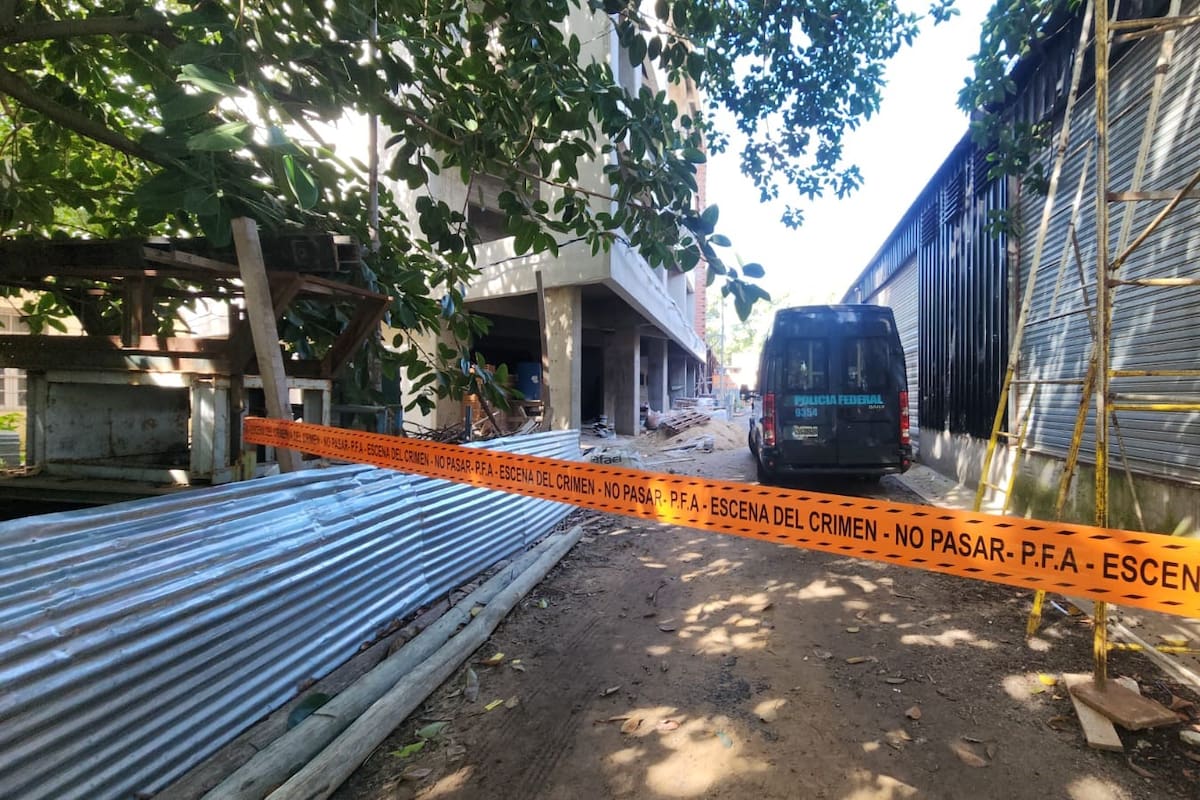 La Policía Federal en el sitio donde fue encontrado el cuerpo de una beba de dos meses, en la Facultad de Arquitectura de La Plata