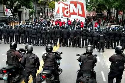 La Policía Federal enfrenta manifestantes de izquierda que desalojaban un acto