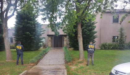 La Policía Federal fue la fuerza encargada de los allanamientos ordenados por el juez Ernesto Kreplak en la causa contra Martín Insaurralde; en la foto, la casa de San Vicente del intendente de Lomas de Zamora en uso de licencia