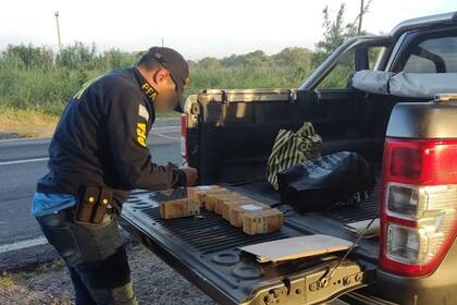 La Policía Federal secuestró gran cantidad de dólares y pesos que un hombre llevaba ocultos en una camioneta
