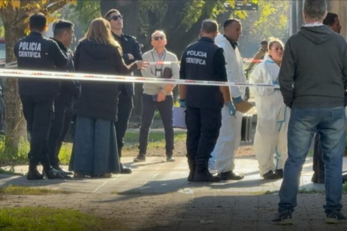 La policía, frente a la escena del crimen del médico Jorge Tejerina, en Pehuajó
