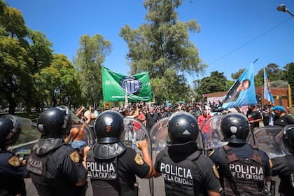 La policía frente a los manifestantes.