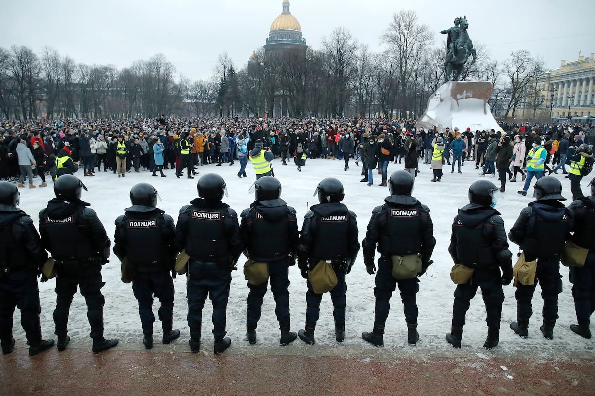 La policía hace guardia durante una protesta en contra del encarcelamiento del opositor Alexei Navalny, en San Petersburgo.