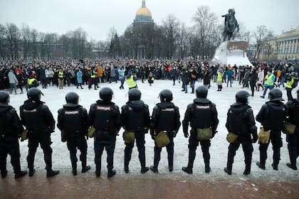 Manifestantes frente a la policía en las protestas en Moscú la semana pasada