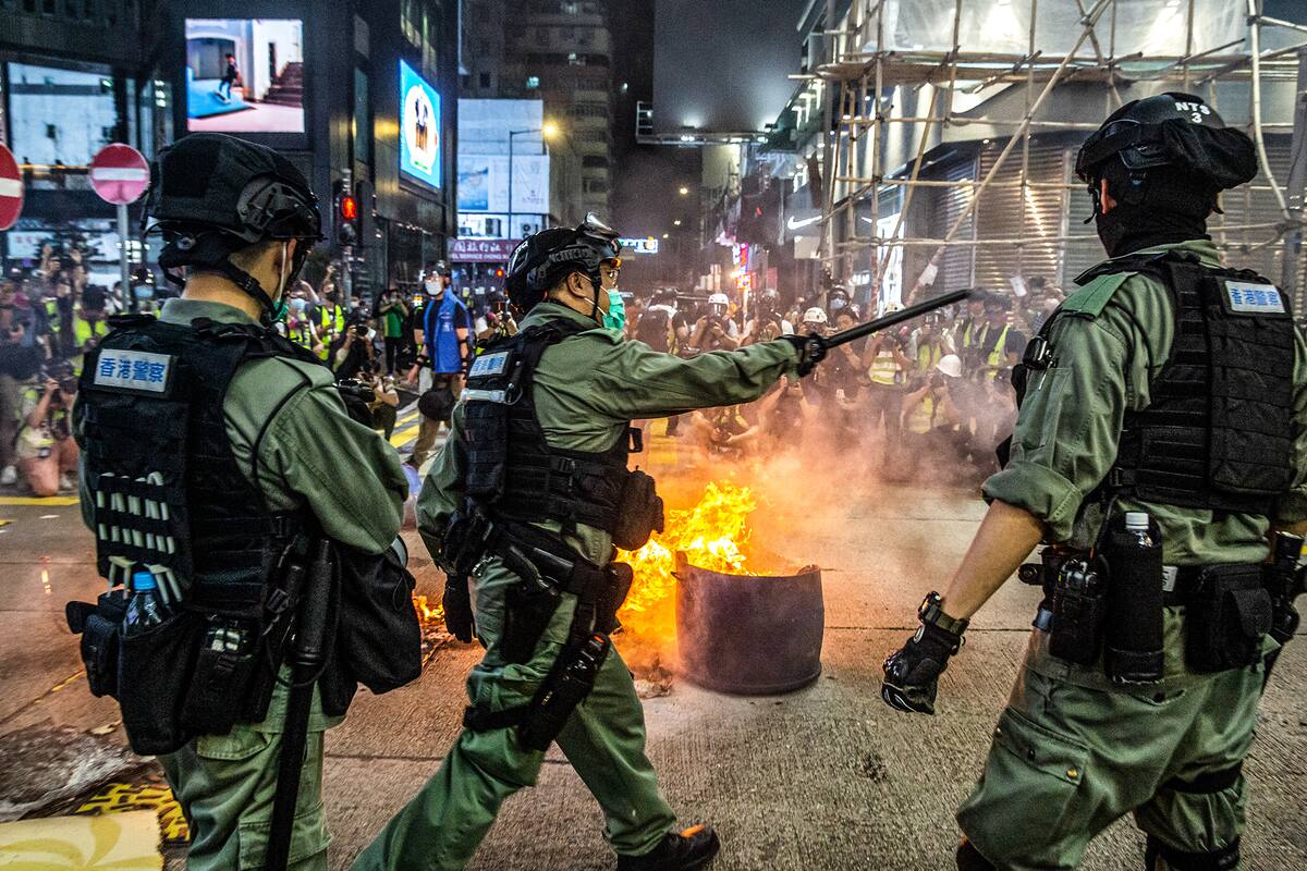 La policía hace guardia para disuadir a los manifestantes pro-democracia de bloquear las carreteras en el distrito de Mong Kok de Hong Kong el 27 de mayo de 2020