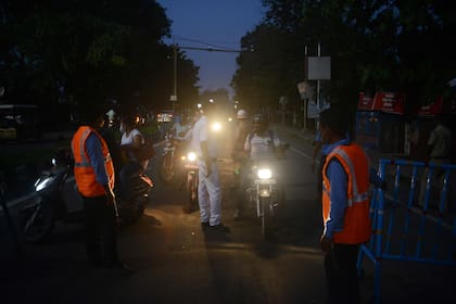La policía implementa un control vehicular en Bengala Occidental para contener la circulación en medio de la pandemia