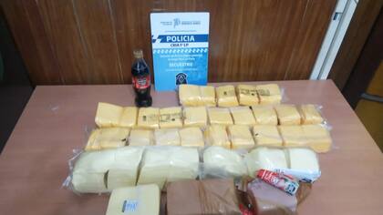 La policía incautó varios packs de queso