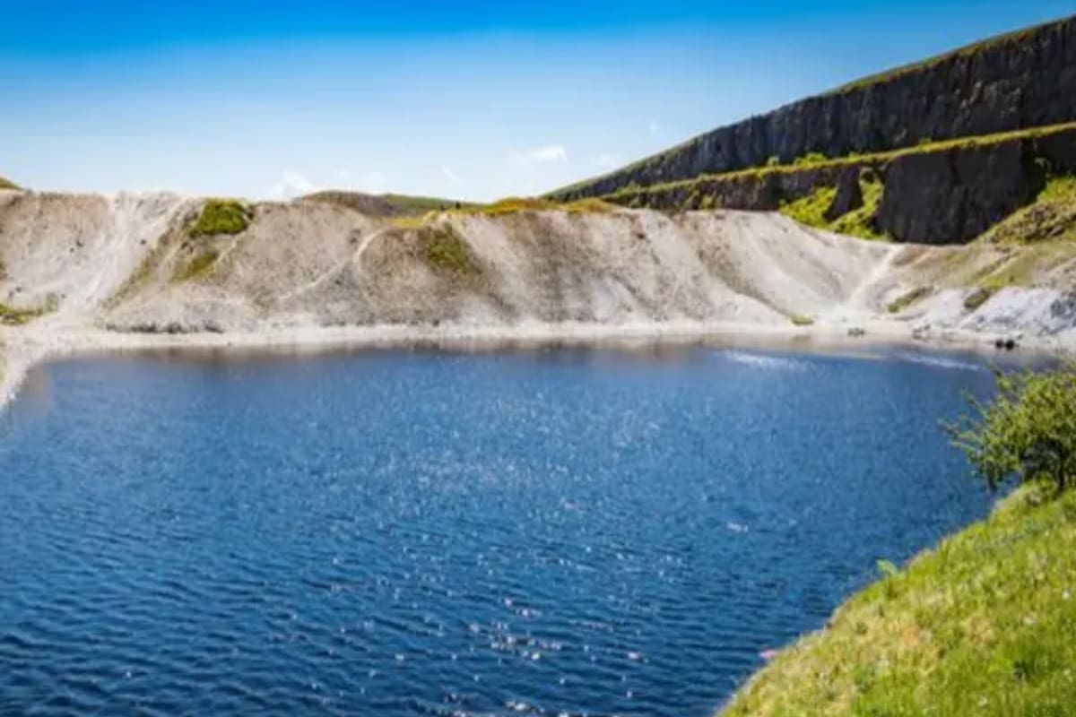 La policía inglesa advirtió sobre el peligro de visitar la “laguna azul” de una cantera en desuso porque afirmaron que nadar en sus aguas es como darse un “baño con lavandina”