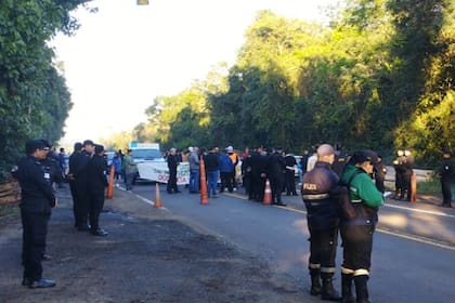 La policía intervino para evitar el enfrentamiento de docentes y taxistas