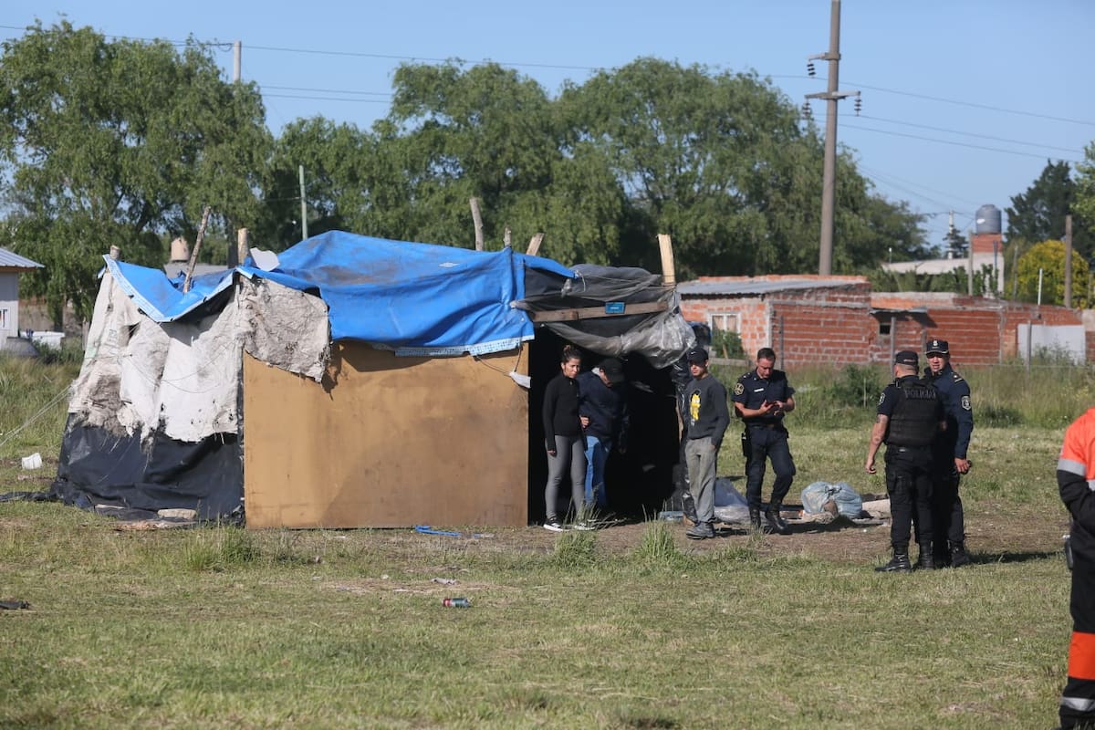 La policía intervino sin necesidad de apelar a la fuerza para desalojar los terrenos en el Barrio Las Heras, de Mar del Plata