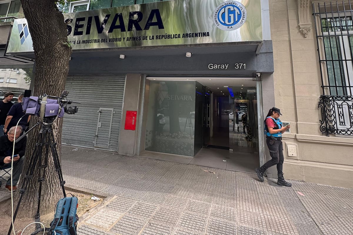 La policía investiga el ataque a la sede del Sindicato del Vidrio, cuyo jefe es uno de los triunviros de la CGT