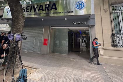 La policía investiga el ataque a la sede del Sindicato del Vidrio, cuyo jefe es uno de los triunviros de la CGT