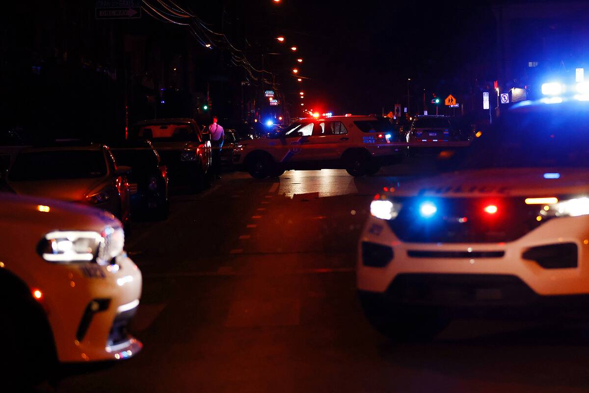 La policía investiga en la calle 56 después de que varias personas fueron baleadas el lunes 3 de julio de 2023, en el suroeste de Filadelfia. (Yong Kim/The Philadelphia Inquirer vía AP)