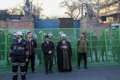 La policía iraní reforzó ayer la seguridad en la embajada británica, cuyo jefe había sido demorado horas antes por las autoridades