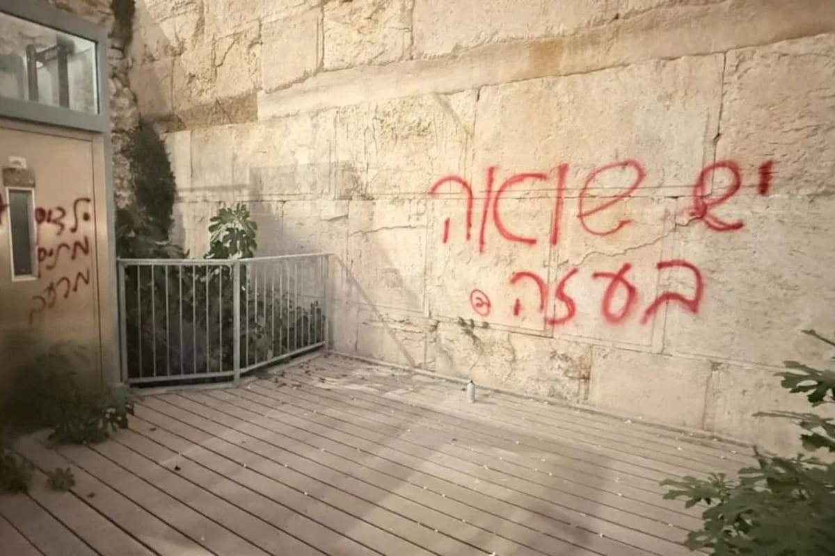 La Policía israelí detuvo a un sospechoso de vandalizar el Muro de los Lamentos y la Gran Sinagoga con pintadas antisemitas: "Hay un Holocausto en Gaza"