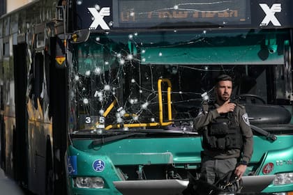 La policía israelí inspecciona la escena de una explosión en una parada de autobús en Jerusalén, 23 de noviembre de 2022. (AP Foto/Mahmoud Illean)