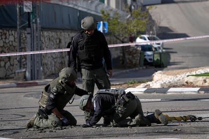 La policía israelí retira los restos de un cohete interceptado disparado desde el Líbano en Shlomi, norte de Israel, el jueves 6 de abril de 2023.