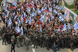 La policía israelí se enfrenta a los manifestantes durante las manifestaciones en Tel Aviv, el 23 de marzo de 2023, contra las polémicas reformas legales promovidas por el gobierno de extrema derecha del país.