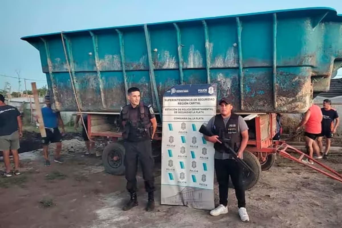 La policía junto a la pileta secuestrada
