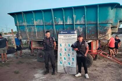 La policía junto a la pileta secuestrada