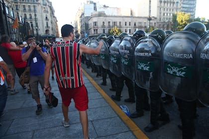 La policía lanza gases a los jubilados y manifestantes que protestan frente al Congreso de la Nación
