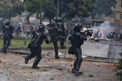 La policía lanza gases lacrimógenos a manifestantes el lunes 3 de mayo de 2021 durante una huelga nacional contra una reforma fiscal, en Cali, Colombia. (AP foto/Andrés González)
