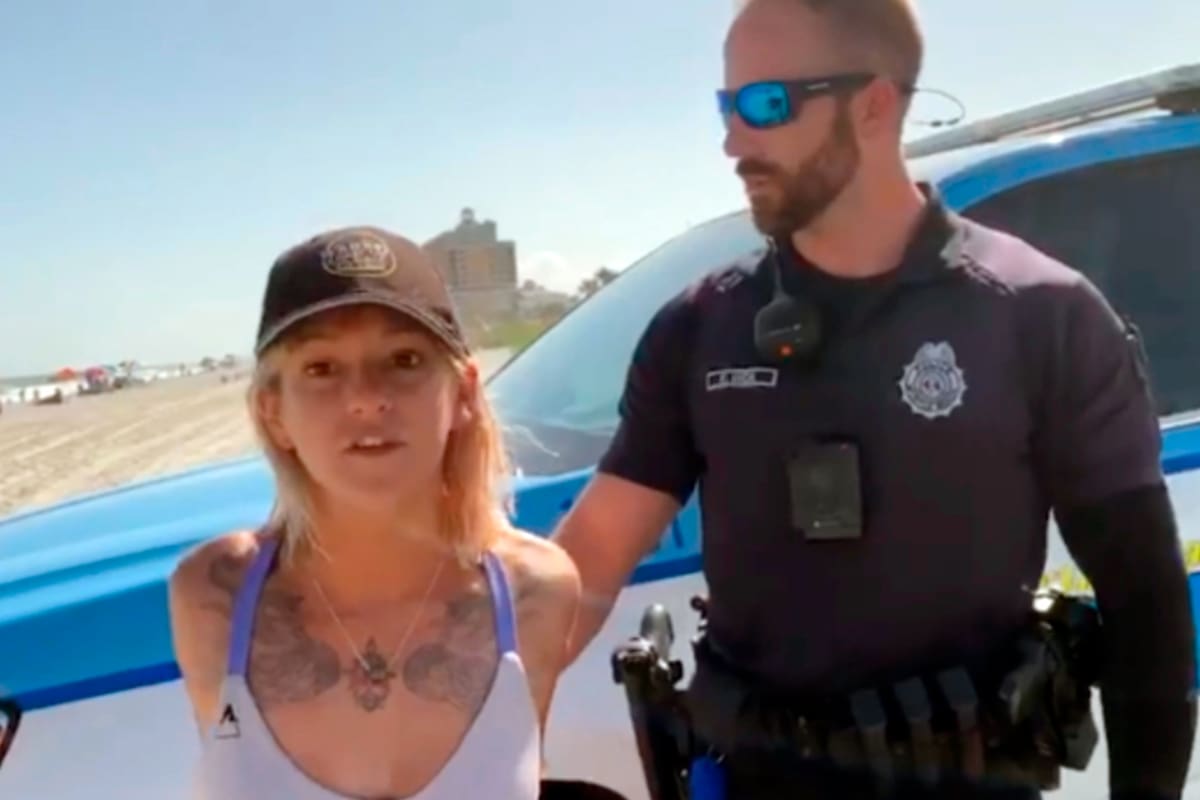 La policía le informó a la acróbata Sam Panda que no podía estar vestida de esa manera en Myrtle Beach