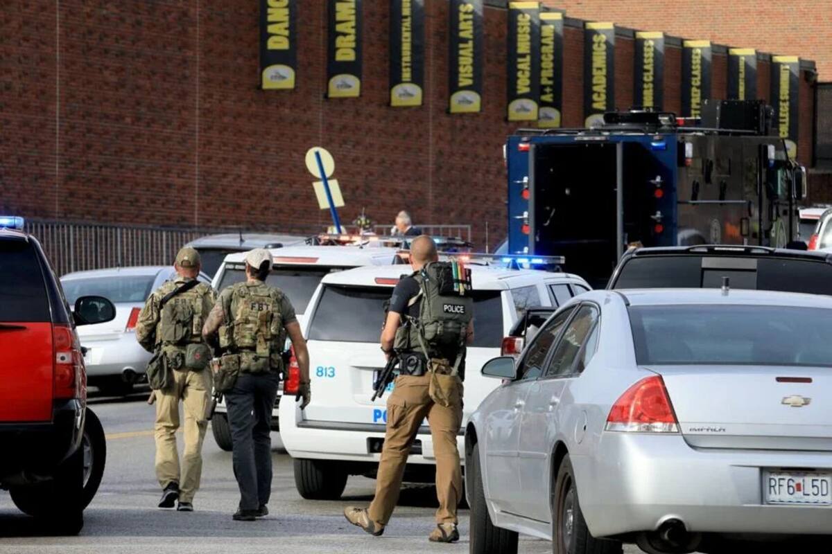 La Policía llega a la escena de un tiroteo en la escuela secundaria Artes Visuales y Escénicas en el sur de San Luis, Missouri