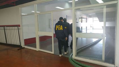 La policía llegó al club y fue a las oficinas del primer piso