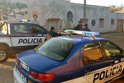 La policía llegó por el llamado de los vecinos a la casa donde Reyna apuñaló a sus hijos.