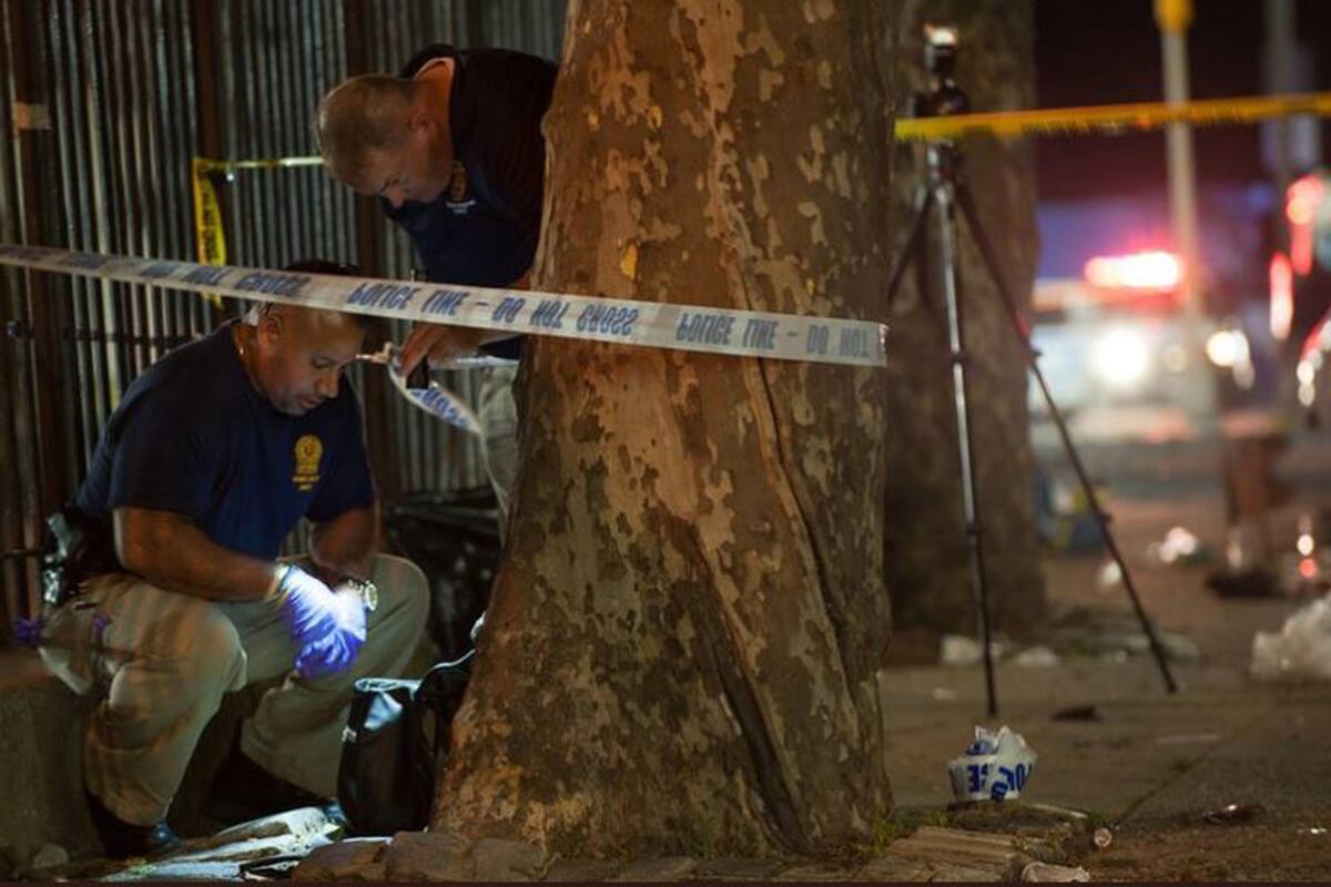 La policía local encontró un arma de fuego entre los restos de botellas y comida de la fiesta