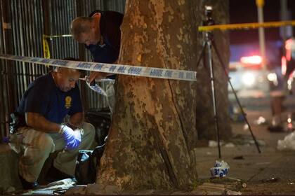La policía local encontró un arma de fuego entre los restos de botellas y comida de la fiesta