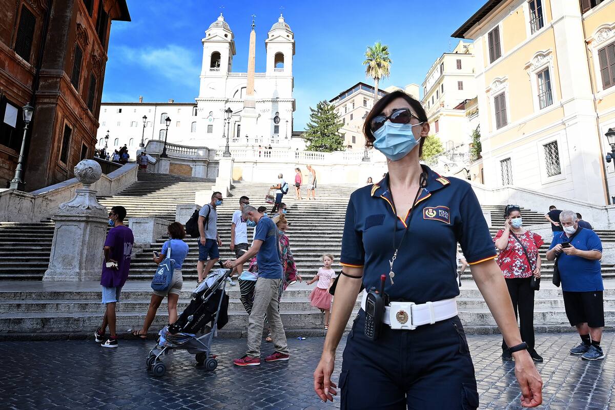 La policía local patrulla y controla que las personas utilicen tapabocas en la Plaza de España, en Roma, el 17 de agosto de 2020