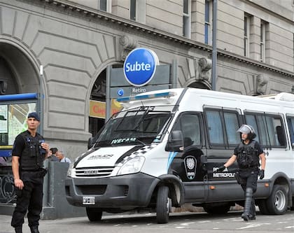 La Policía Metropolitana, ayer, en Retiro
