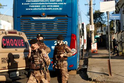 La policía militar monta guardia junto al ómnibus en el que el plantel de Boca pasó la noche en Belo Horizonte