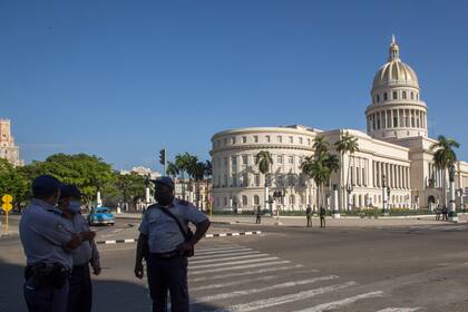 La policía monta guardia cerca del edificio del Capitolio Nacional en La Habana, Cuba (AP Foto/Ismael Francisco)