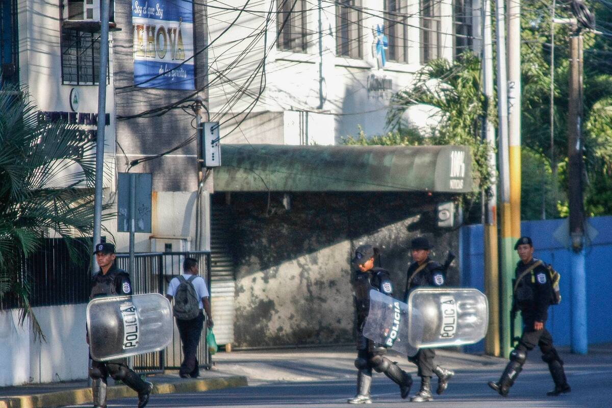La policía nacional de Nicaragua, frente al canal 100% Noticias, en Managua