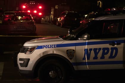 La policía neoyorquina en la escena del crimen en donde el capo de una de las familias de la mafia siciliana fue asesinado ayer por la noche.