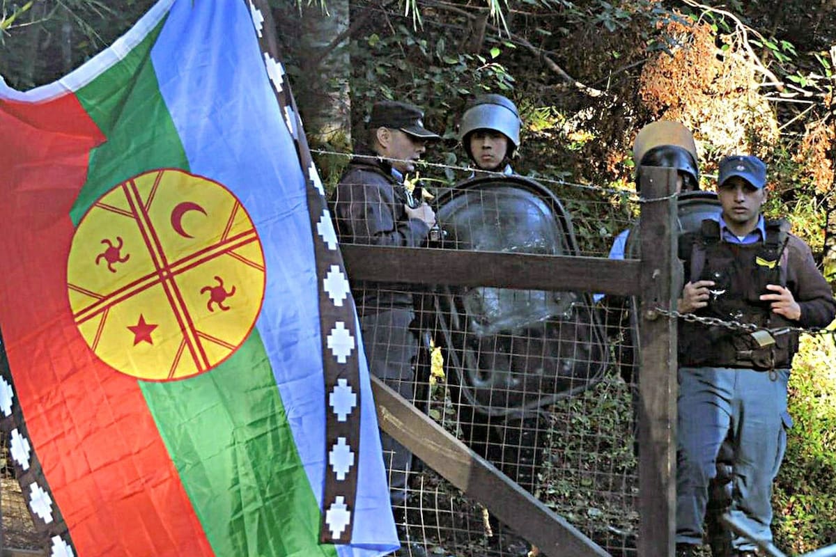 La policía neuquina se desplegó en el lugar para acotar la toma