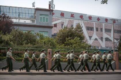 La policía paramilitar de China custodia el mercado