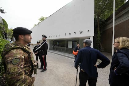 La policía paramilitar italiana Carabinieri y un soldado italiano patrullaban esta mañana el pabellón nacional israelí en la Bienal de arte de Venecia