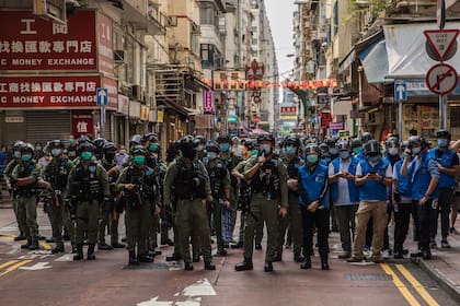 La policía patrulla el área después de que los manifestantes convocaron una manifestación en Hong Kong el 6 de septiembre de 2020 para protestar contra la decisión del gobierno de posponer las elecciones del consejo legislativo debido al coronavirus y la ley de seguridad nacional
