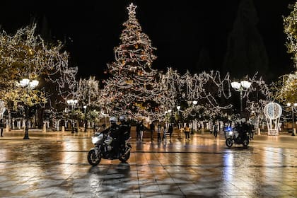 La policía patrulla el centro de Atenas durante un toque de queda impuesto a partir de las 22 para evitar reuniones y celebraciones en la víspera de Año Nuevo el 31 de diciembre de 2020 en Atenas, Grecia