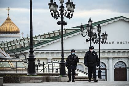 La policía patrulla la plaza Manezhnaya, en el centro de Moscú