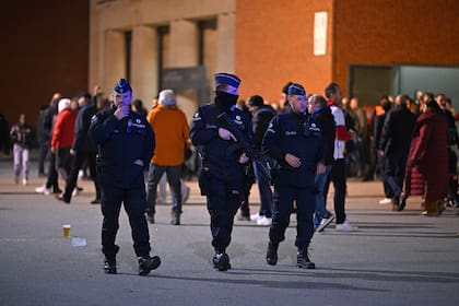 La policía patrulla la zona del estadio Rey Balduino tras el ataques jihadista y la suspensión del partido Suecia-Bélgica, en Bruselas