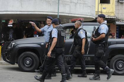 La policía patrulla una favela en Río de Janeiro