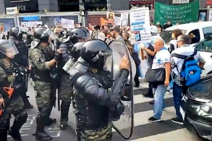 La Policía pone en marcha el protocolo antipiquetes durante una marcha frente al Congreso