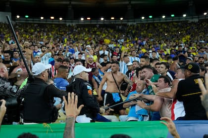 La policía pone orden en una reyerta entre hinchas de Brasil y Argentina previo al partido de las eliminatorias del Mundial, el martes 21 de noviembre de 2023, en Río de Janeiro.