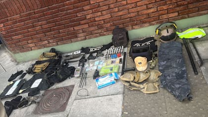 La Policía porteña le secuestró réplicas de armas y un chaleco antibalas